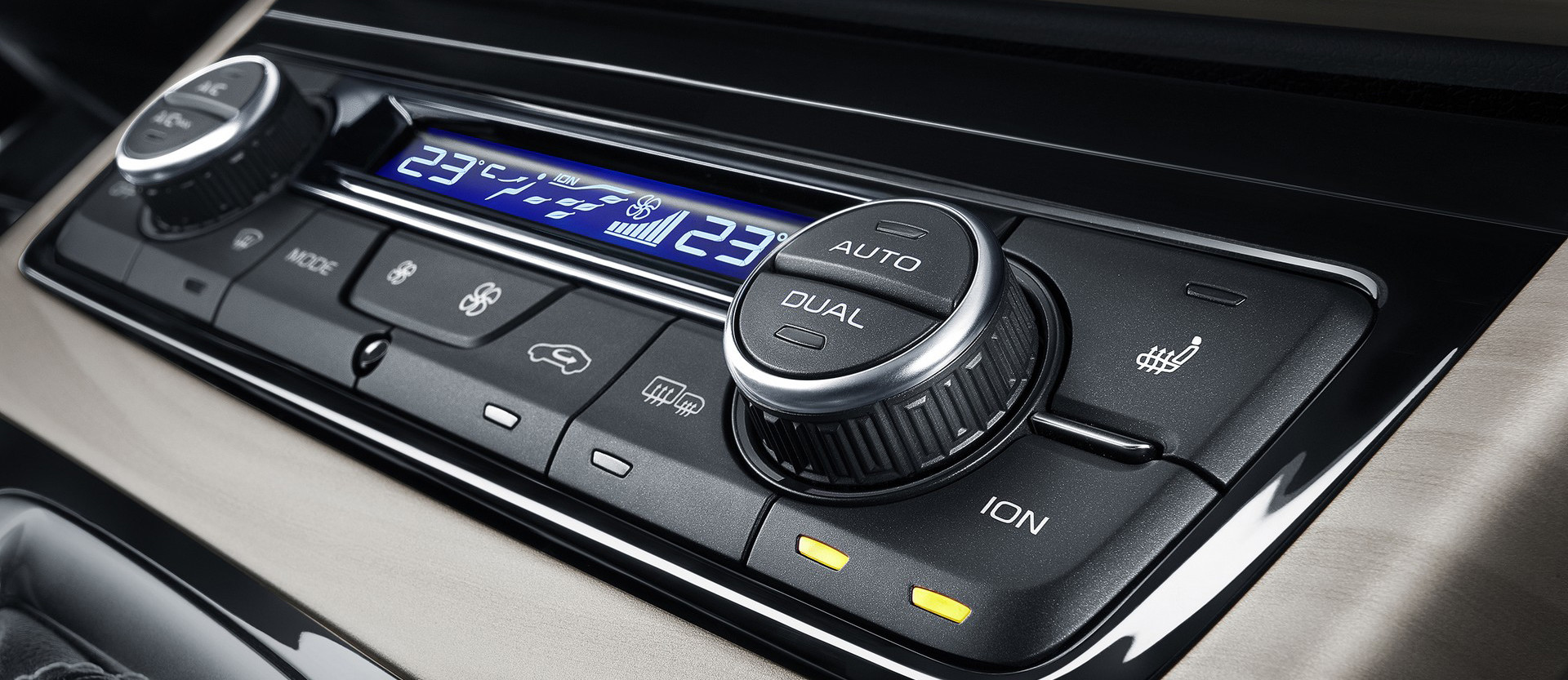 /img/cars/1637050929-interior_geely_Atlas_8.jpg