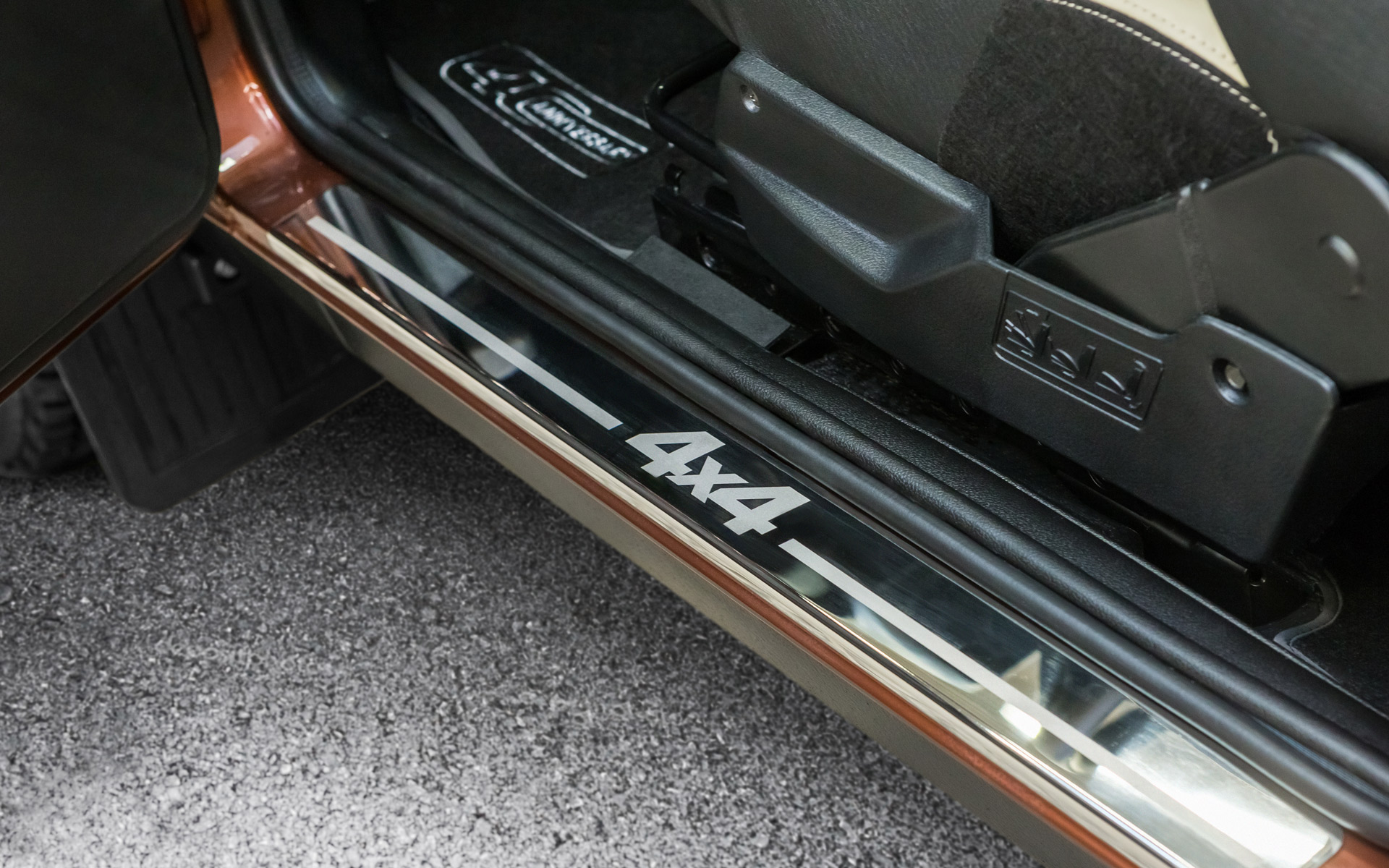 /img/cars/1637051927-interior_lada_4x4_3_dv_4.jpg