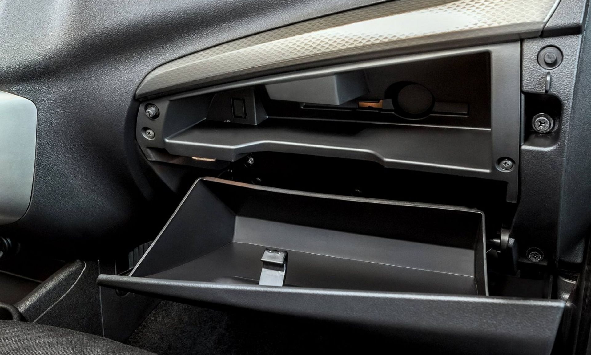 /img/cars/1637052089-interior_lada_Granta_sedan_8.jpg