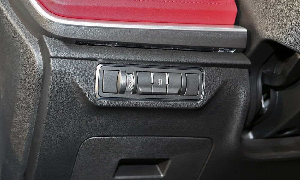 /img/cars/1679921443-x70-plus-1-23.jpg